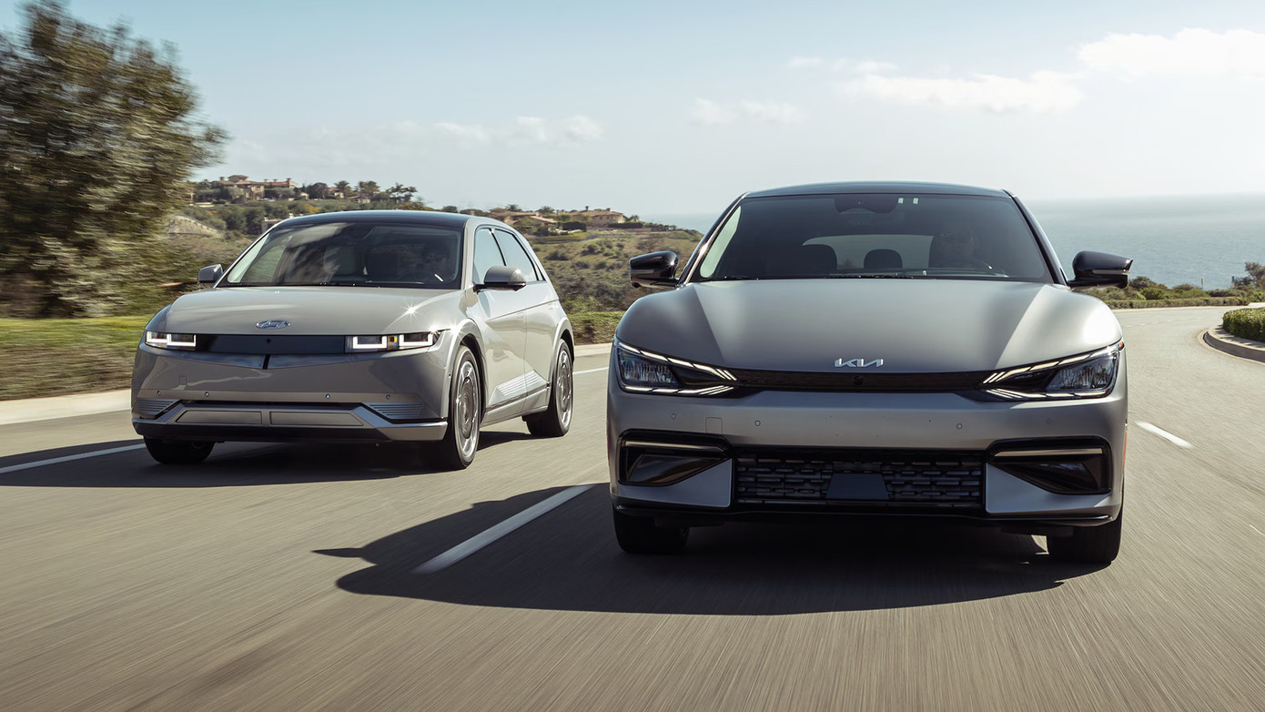 Bộ đôi xe điện Hyundai Ioniq 5 và Kia EV6. Bộ đôi xe điện Hyundai Ioniq 5 và Kia EV6.