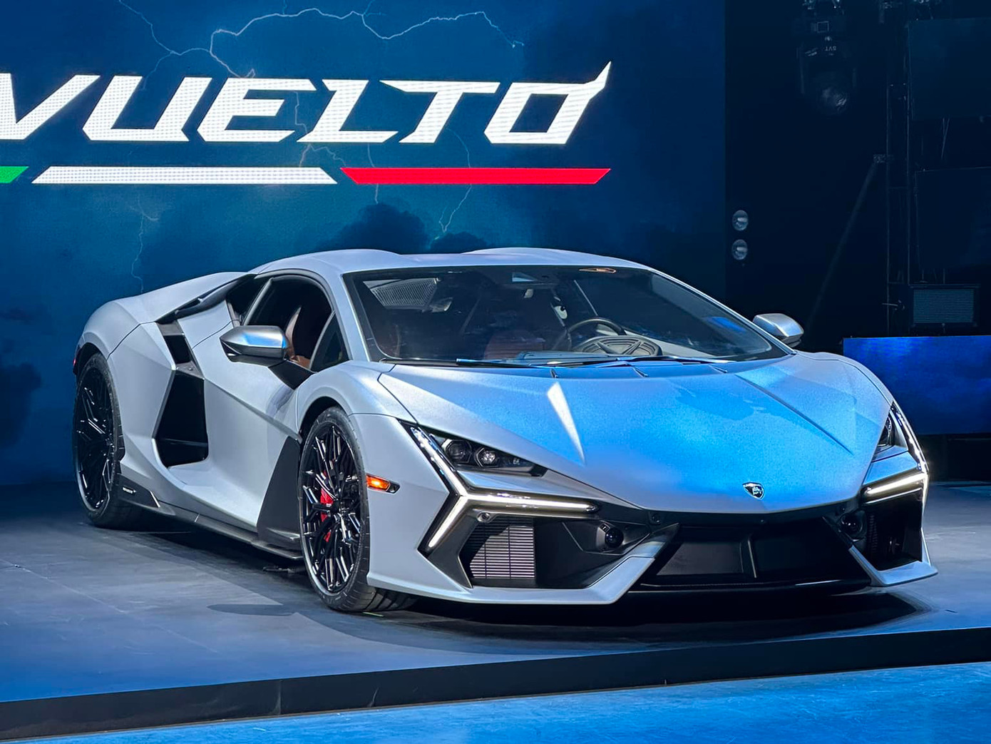 Mẫu Lamborghini Revuelto có thời gian chờ giao hàng có thể lên tới hai năm do nhu cầu cao của khách hàng. Mẫu Lamborghini Revuelto có thời gian chờ giao hàng có thể lên tới hai năm do nhu cầu cao của khách hàng.