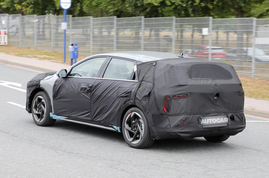 Kia K4 bản hatchback 5 cửa được phát hiện chạy thử nghiệm tại Đức. Ảnh: Autocar.