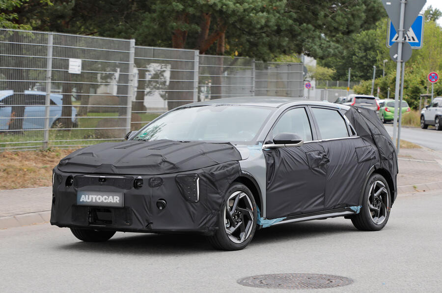 Kia K4 bản hatchback 5 cửa được phát hiện chạy thử nghiệm tại Đức. Ảnh: Autocar.