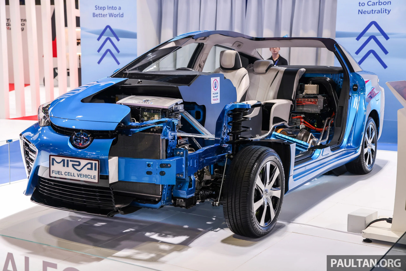 Mô hình chiếc Toyota Mirai được cắt lát để lộ rõ hệ truyền động FCEV.