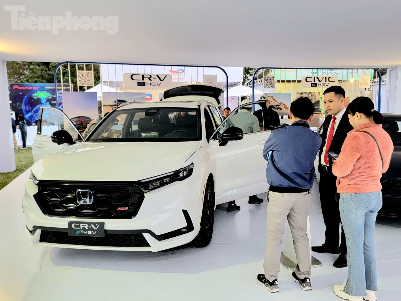 Doanh số ô tô tại Việt Nam tiếp tục tăng cao trong tháng cuối áp dụng chính sách giảm lệ phí trước bạ từ Chính phủ. Doanh số ô tô tại Việt Nam tiếp tục tăng cao trong tháng cuối áp dụng chính sách giảm lệ phí trước bạ từ Chính phủ.