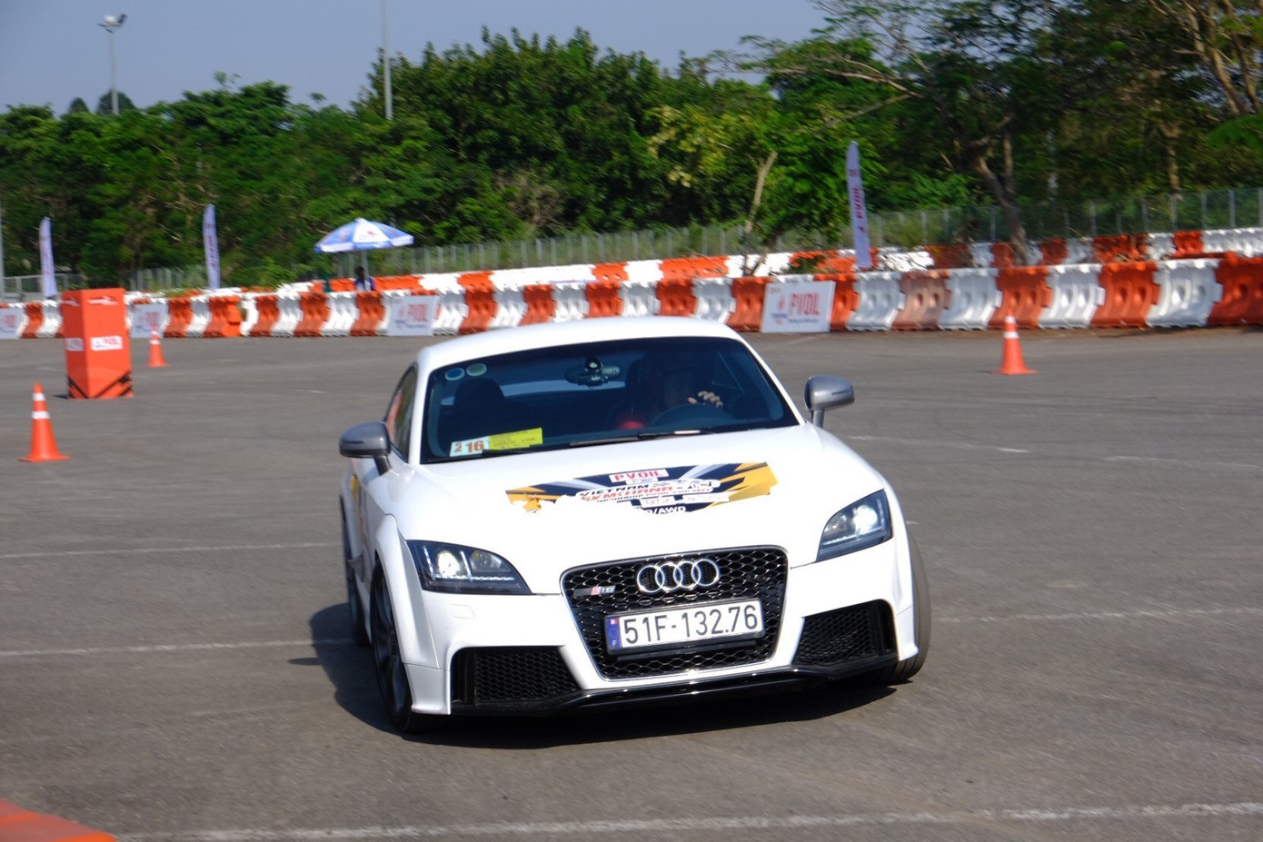 Một chiếc xe thể thao hạng sang 2 cửa Audi TT xuất hiện tại giải đấu năm nay. Một chiếc xe thể thao hạng sang 2 cửa Audi TT xuất hiện tại giải đấu năm nay.