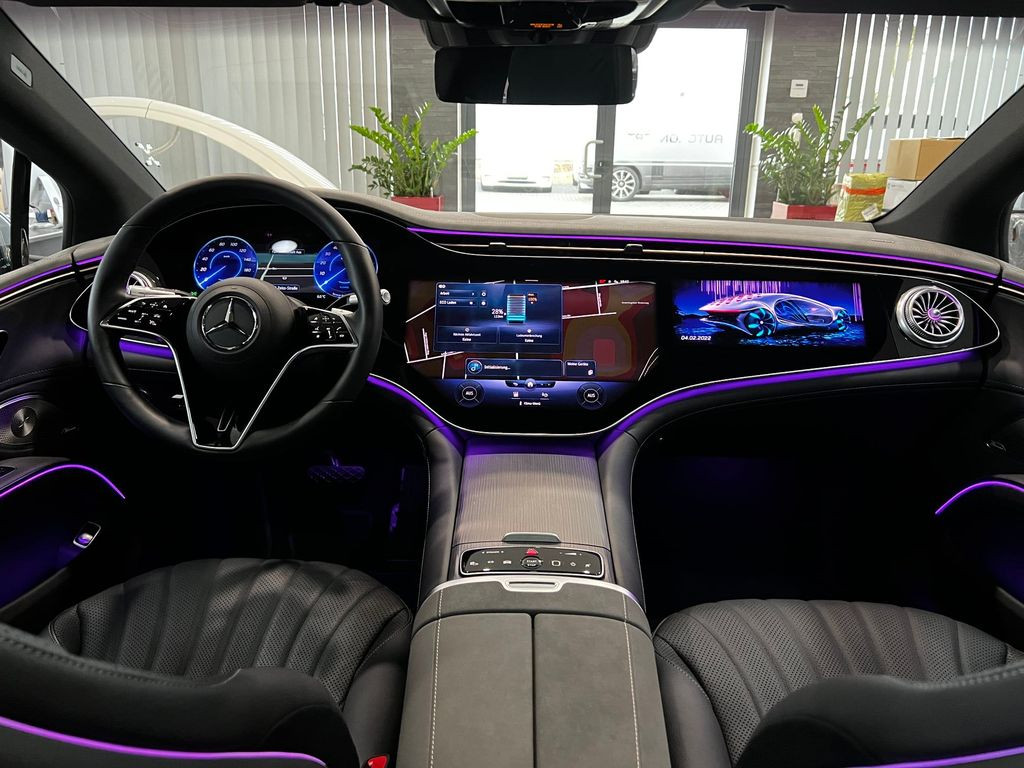 Màn hình khổng lồ trải dài hết táp-lô trên chiếc Mercedes-Benz EQS. Màn hình khổng lồ trải dài hết táp-lô trên chiếc Mercedes-Benz EQS.