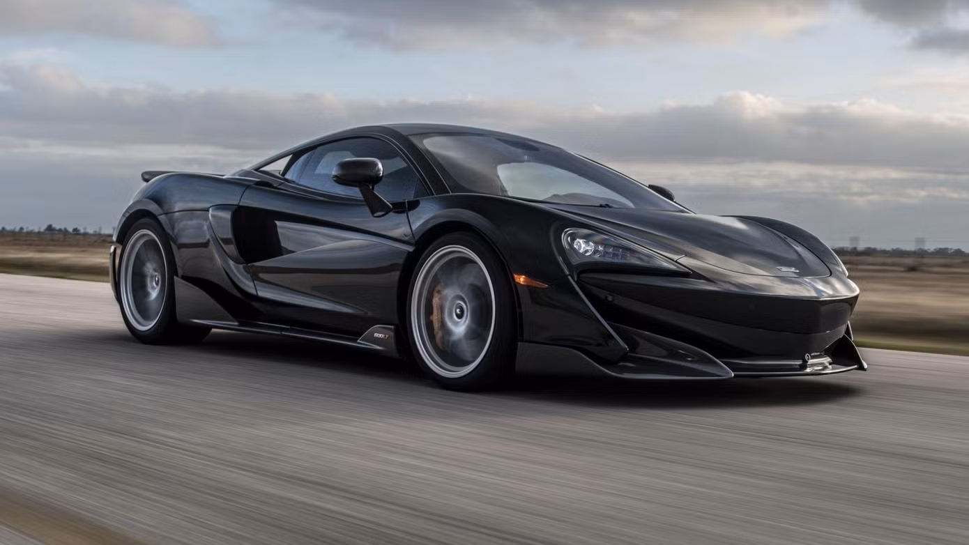 Siêu xe McLaren 600LT được trang bị động cơ V8 twin-turbo 3.8L, cho công suất 600 mã lực và mô-men xoắn cực đại 620 Nm.