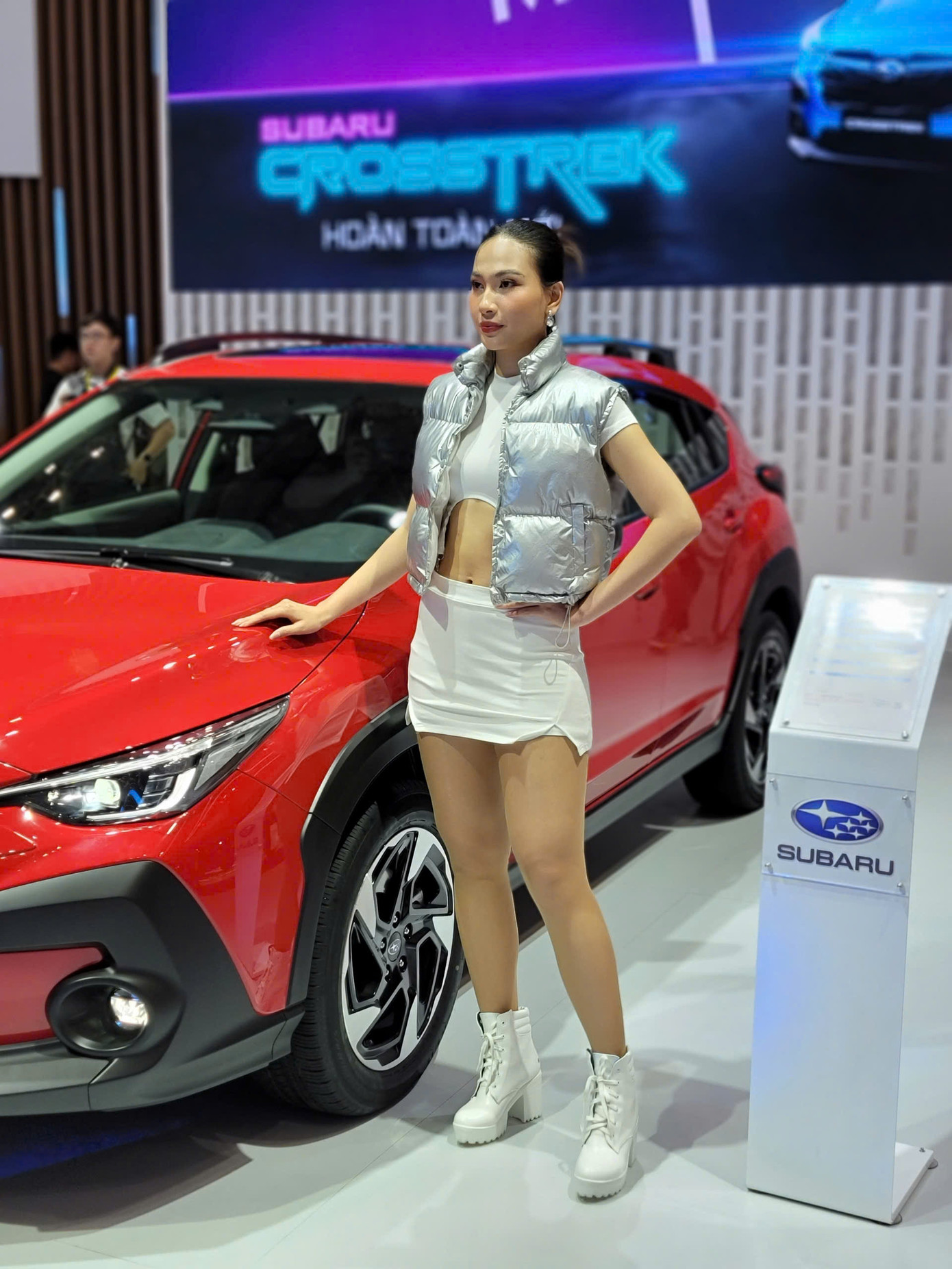 Người đẹp bên mẫu SUV Crosstrek vừa trình làng Việt Nam.
