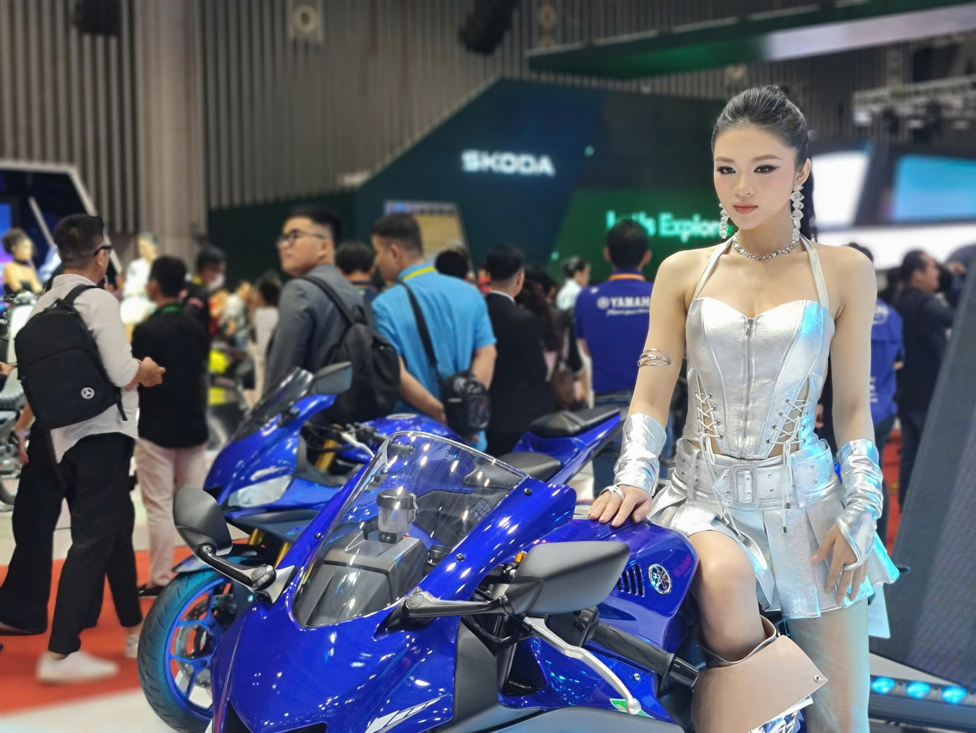 Bóng hồng xinh đẹp bên xe thể thao Yamaha.