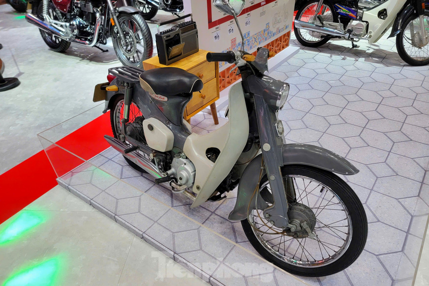 Xe cổ nhất tại VMS 2024 là một chiếc Super Cub trưng bày tại gian hàng xe máy của Honda. Dù BTC không công bố năm sản xuất nhưng những chi tiết gỉ sét và nhựa đục cộng với việc xe mang thiết kế của Super Cub các đời đầu (1958) cho thấy chiếc trong bài đã có tuổi đời xấp xỉ trên 60 năm.