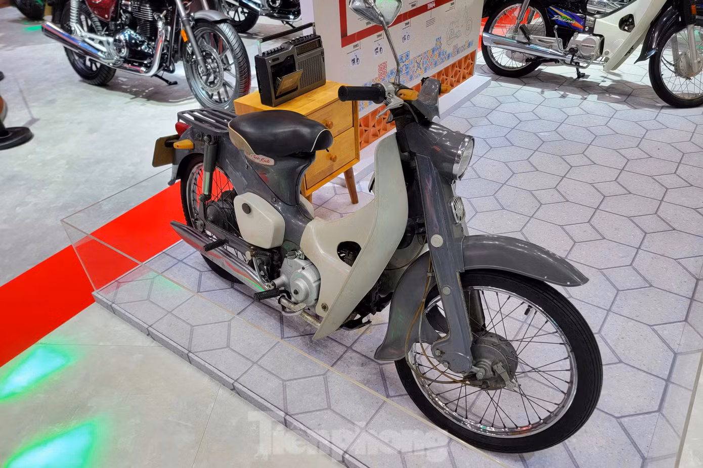 Xe cổ nhất tại VMS 2024 là một chiếc Super Cub trưng bày tại gian hàng xe máy của Honda. Dù BTC không công bố năm sản xuất nhưng những chi tiết gỉ sét và nhựa đục cộng với việc xe mang thiết kế của Super Cub các đời đầu (1958) cho thấy chiếc trong bài đã có tuổi đời xấp xỉ trên 60 năm.