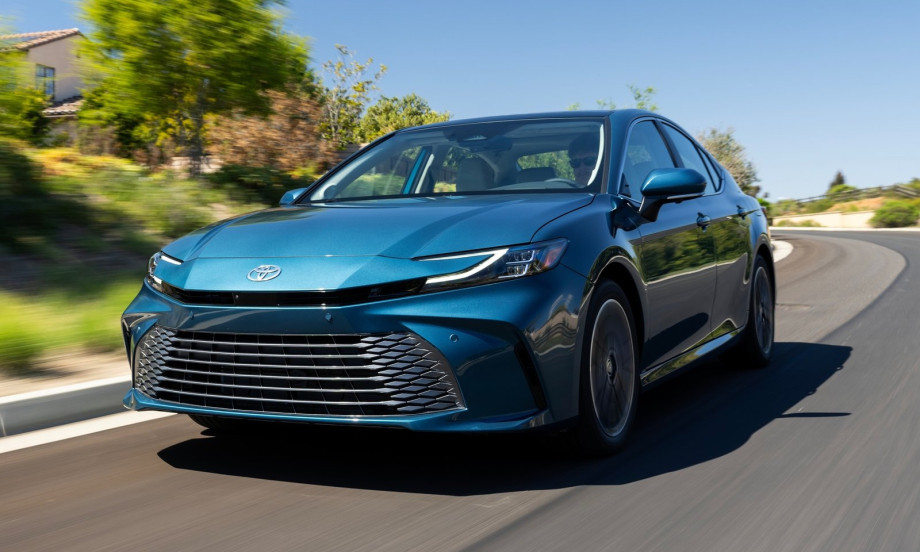 Toyota Camry hybrid thế hệ mới dự kiến sẽ mở bán tại Việt Nam vào cuối năm nay. Toyota Camry hybrid thế hệ mới dự kiến sẽ mở bán tại Việt Nam vào cuối năm nay.