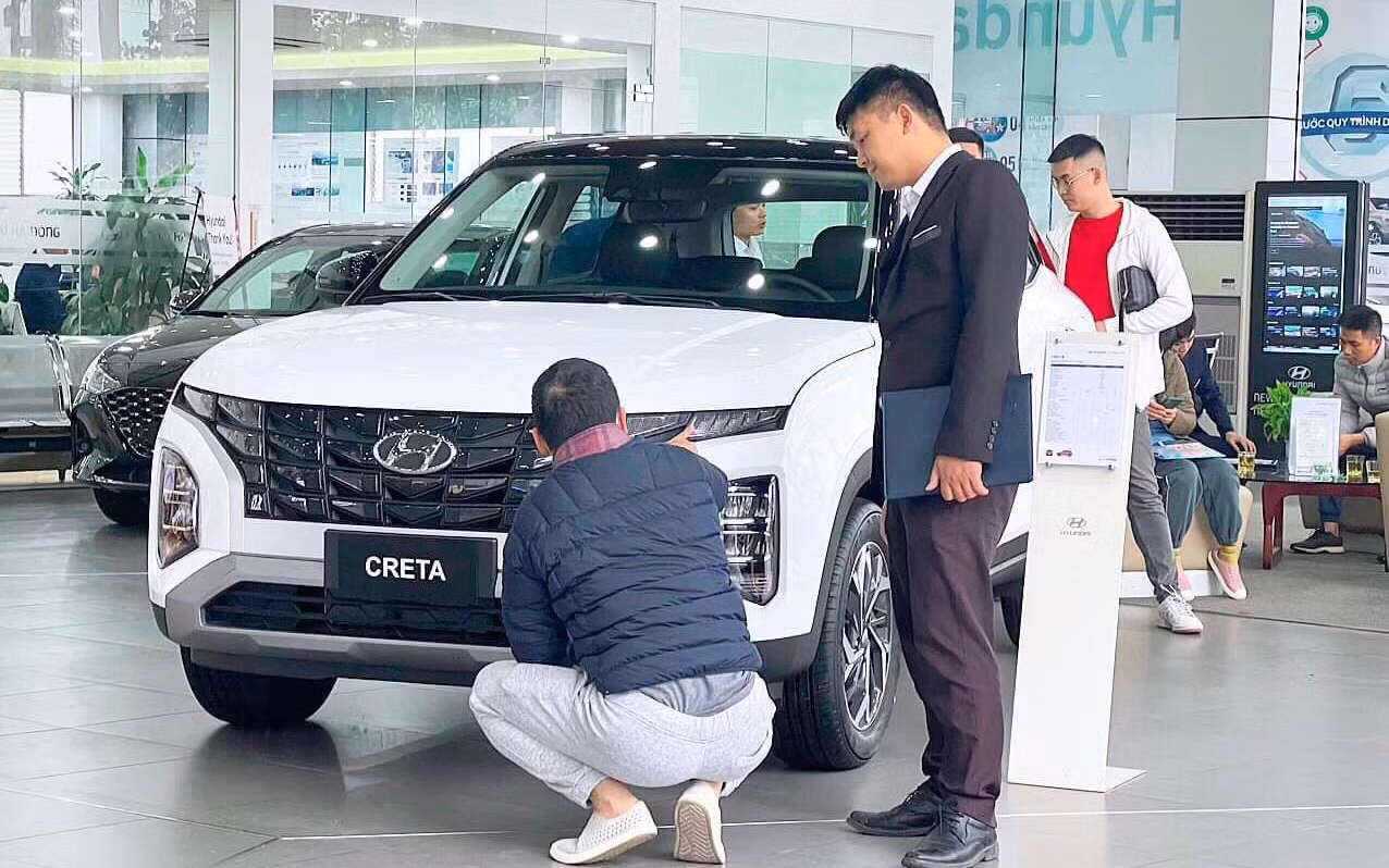 Sức tiêu thụ ô tô nội giảm sút khi người tiêu dùng đợi chính sách giảm lệ phí trước bạ.