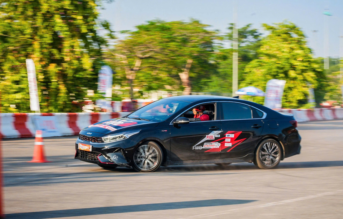 Không chỉ biết cách làm chủ tốc độ, họ còn khéo léo thực hiện những cú bẻ lái, kiểm soát lực trượt của xe để tạo nên các màn đốt lốp mãn nhãn người xem. Không chỉ biết cách làm chủ tốc độ, họ còn khéo léo thực hiện những cú bẻ lái, kiểm soát lực trượt của xe để tạo nên các màn đốt lốp mãn nhãn người xem.