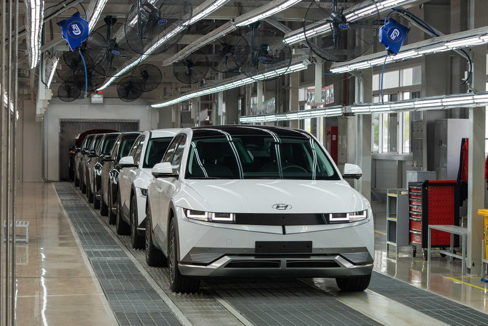 Giới chuyên gia cho rằng các nhà sản xuất ô tô lớn như Hyundai hay Kia cần tìm những nơi sản xuất bên ngoài Trung Quốc như Việt Nam để né thuế nặng từ Mỹ. Giới chuyên gia cho rằng các nhà sản xuất ô tô lớn như Hyundai hay Kia cần tìm những nơi sản xuất bên ngoài Trung Quốc như Việt Nam để né thuế nặng từ Mỹ.