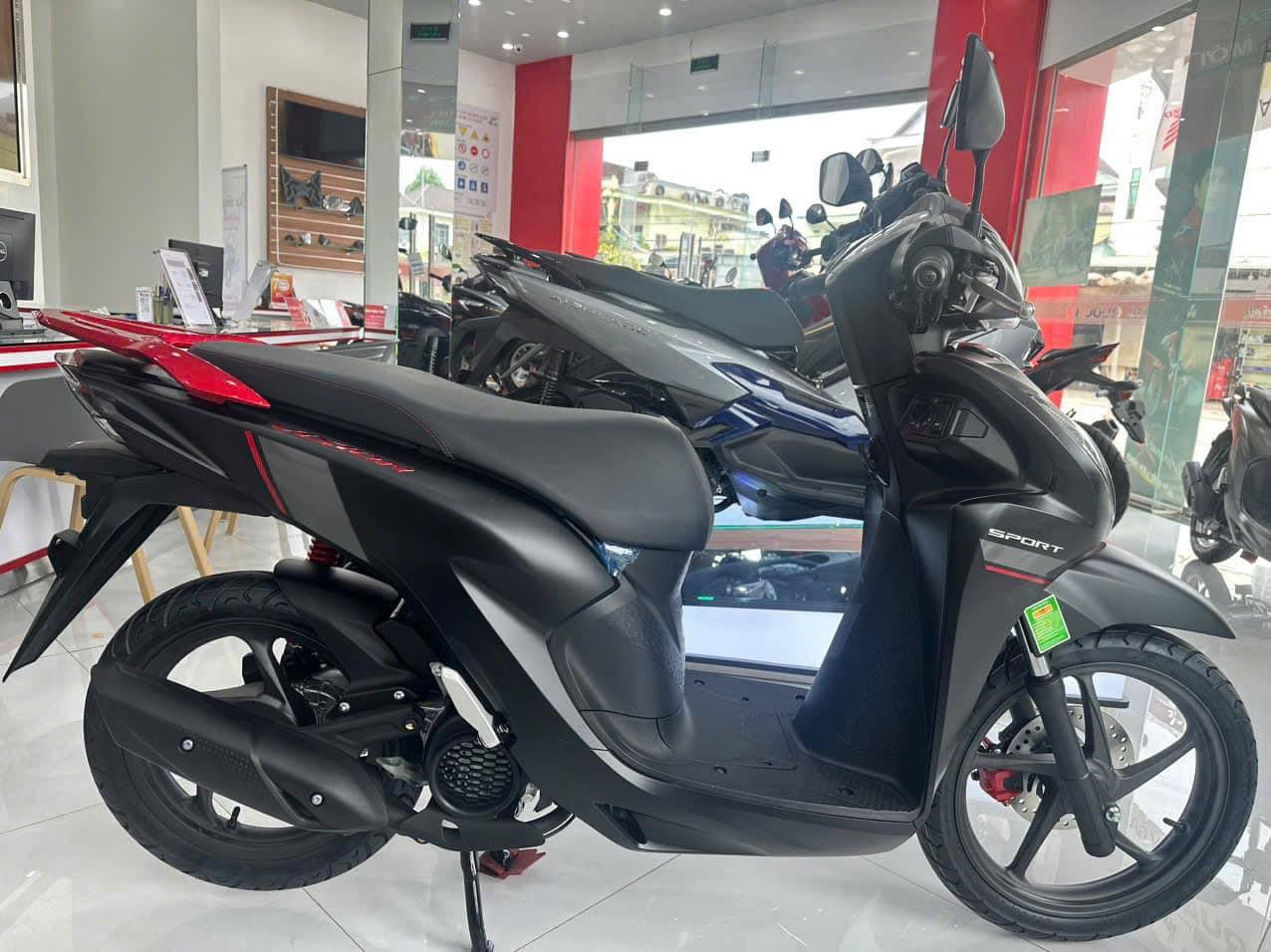 Thay đổi dễ nhận thấy nhất ở Honda Vision 2025 là màu mới trên phiên bản Đặc biệt và tem mới trên bản Thể thao.