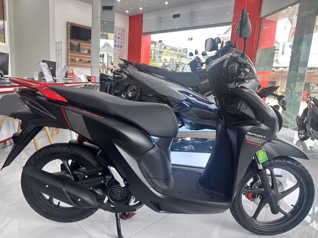 Thay đổi dễ nhận thấy nhất ở Honda Vision 2025 là màu mới trên phiên bản Đặc biệt và tem mới trên bản Thể thao.