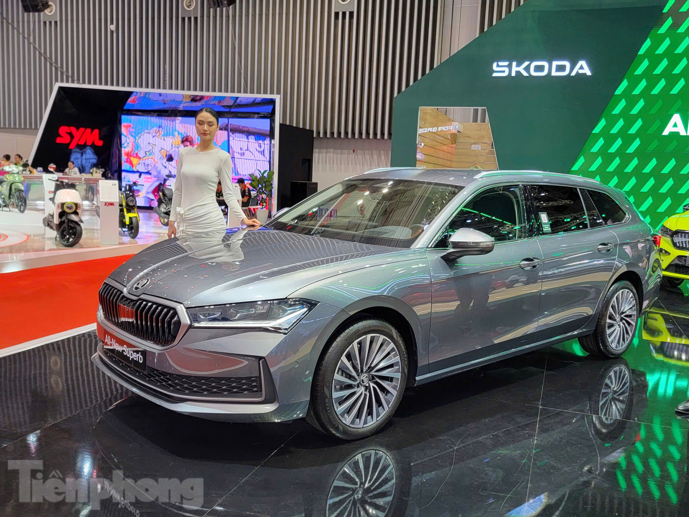 Xe ô tô có kiểu dáng độc nhất tại VMS 2024 là Skoda Superb. Chiếc được trưng bày tại triển lãm thuộc phiên bản dáng wagon hay estate, vốn không quá phổ biến tại Việt Nam. Hiện nay, mẫu wagon phân phối chính hãng duy nhất trong nước là Volvo V60 Cross Country