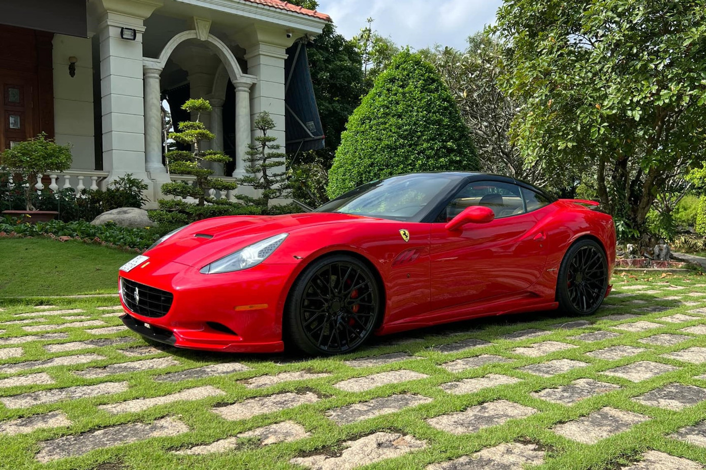 Tại Việt Nam chỉ có duy nhất một chiếc Ferrari California sở hữu gói độ body kit Hamann. Ảnh: Lan Minh.