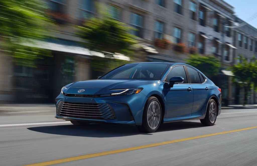 Toyota Camry 2025 loại bỏ động cơ xăng và chỉ còn tùy chọn hệ truyền động hybrid.