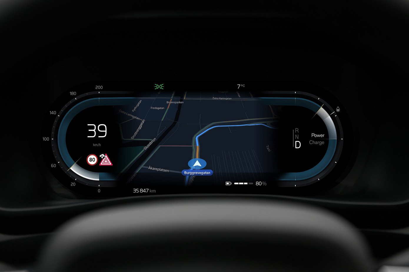 Chủ xe Volvo sẽ nhận được cảnh báo trên màn hình về vụ tai nạn phía trước.