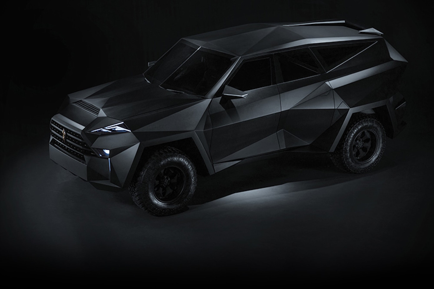 Ca pô không bằng phẳng, một bên hông bố trí 2 cửa và bên còn lại chỉ có 1 cửa là những đặc điểm nổi bật trong thiết kế của Karlmann King.