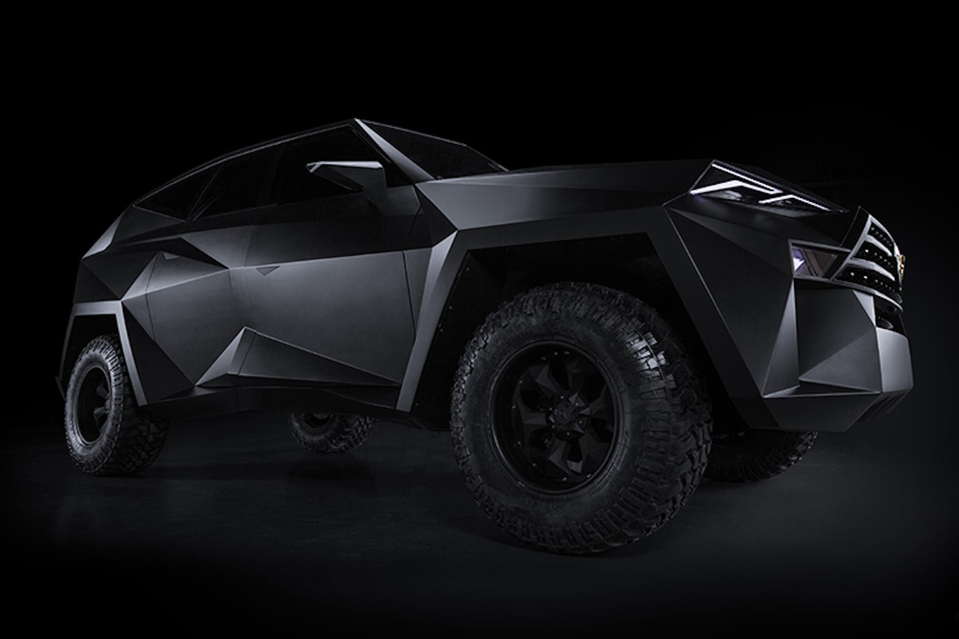 Ca pô không bằng phẳng, một bên hông bố trí 2 cửa và bên còn lại chỉ có 1 cửa là những đặc điểm nổi bật trong thiết kế của Karlmann King.