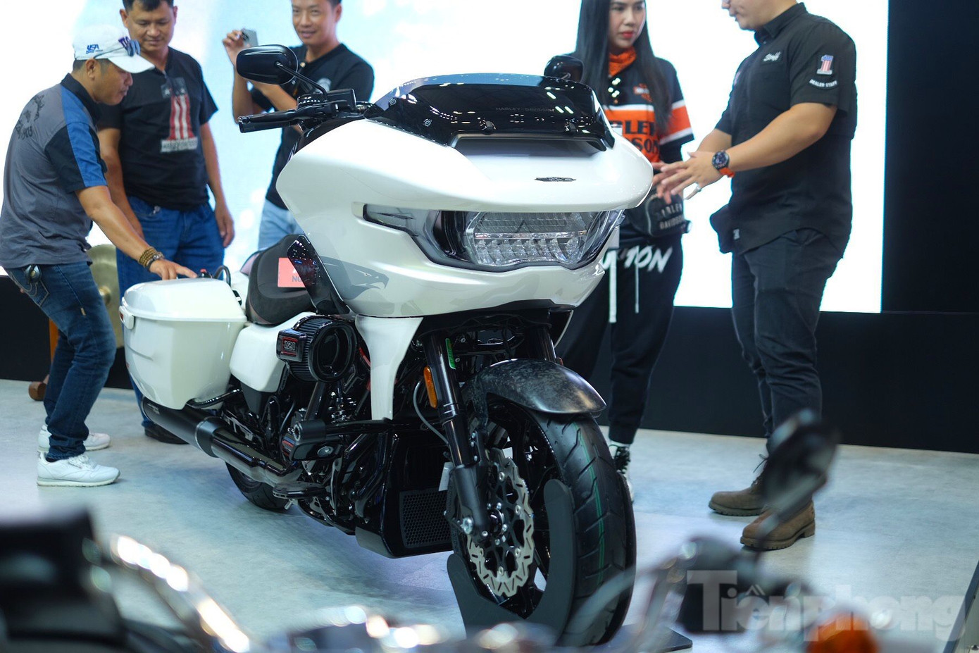 Theo tìm hiểu, chiếc CVO Road Glide ST màu trắng Golden White Pearl đầu tiên tại Việt Nam đã có chủ sở hữu ngay tại VMS 2024. Đó là một biker nữ đam mê thương hiệu Harley-Davidson.