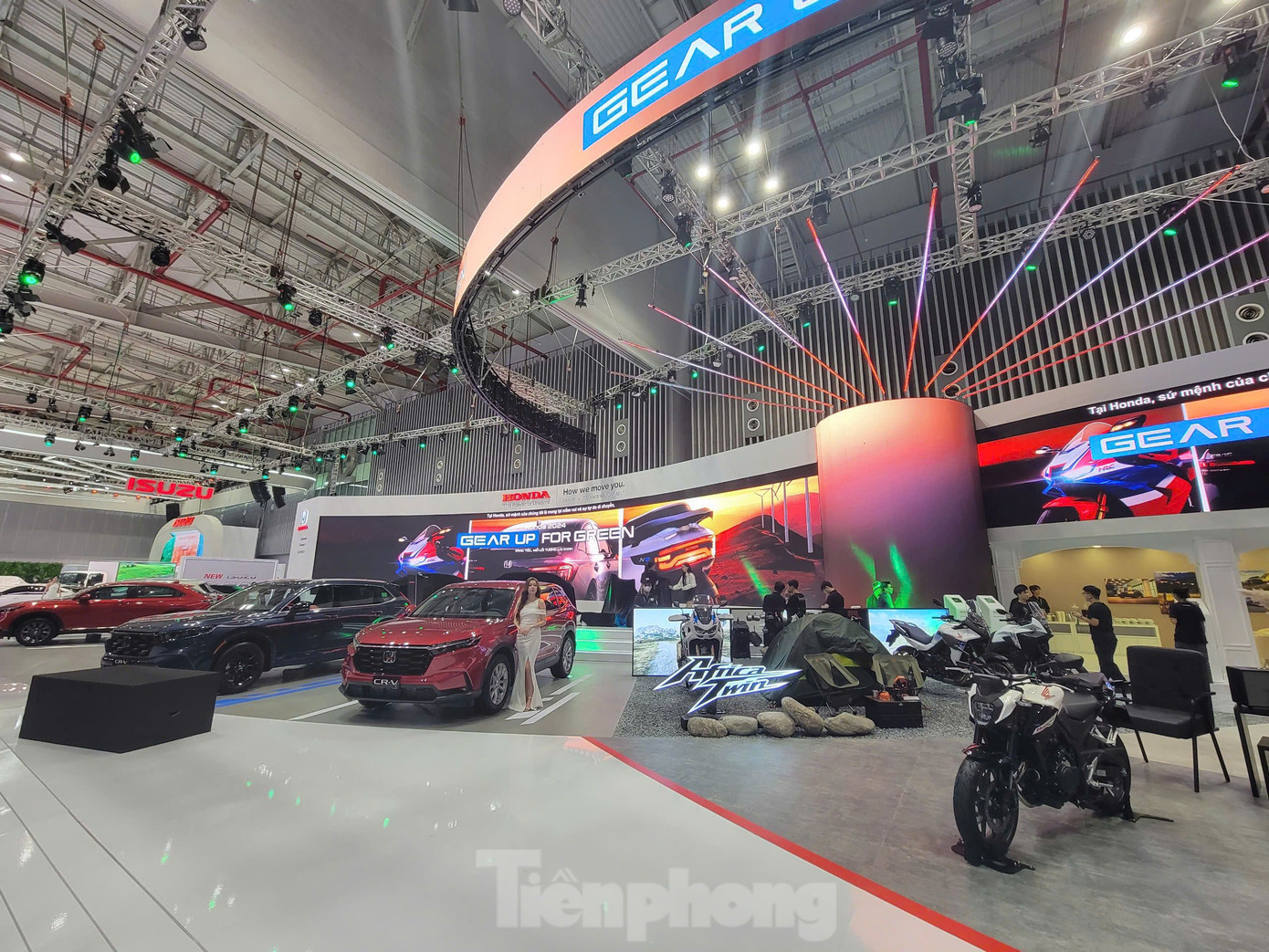 Với sự tham gia của 19 thương hiệu xe cùng gần 300 gian hàng ngành công nghiệp phụ trợ, VMS 2024 thu hút sự quan tâm đông đảo người yêu xe.