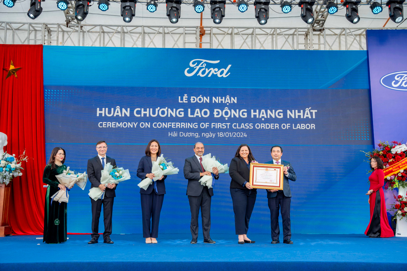 Lãnh đạo của Ford Việt Nam đón nhận Huân chương Lao động hạng Nhất.