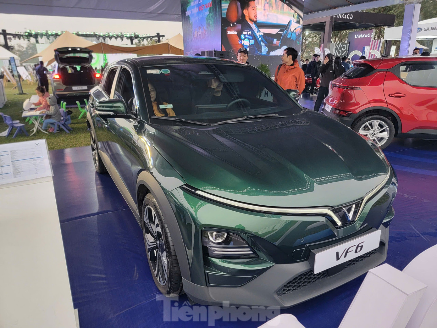 Các mẫu xe như VF 5 Plus và VF 6 lại nhận được sự quan tâm từ nhóm khách hàng gia đình.