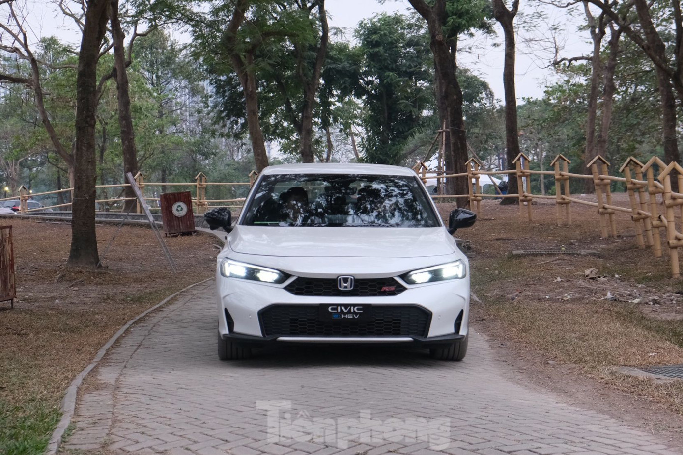 Bên cạnh trải nghiệm sản phẩm tĩnh, khách tham quan triển lãm còn có cơ hội lái thử các mẫu xe điện hóa trong khuôn viên của Công viên Yên Sở, Hà Nội.