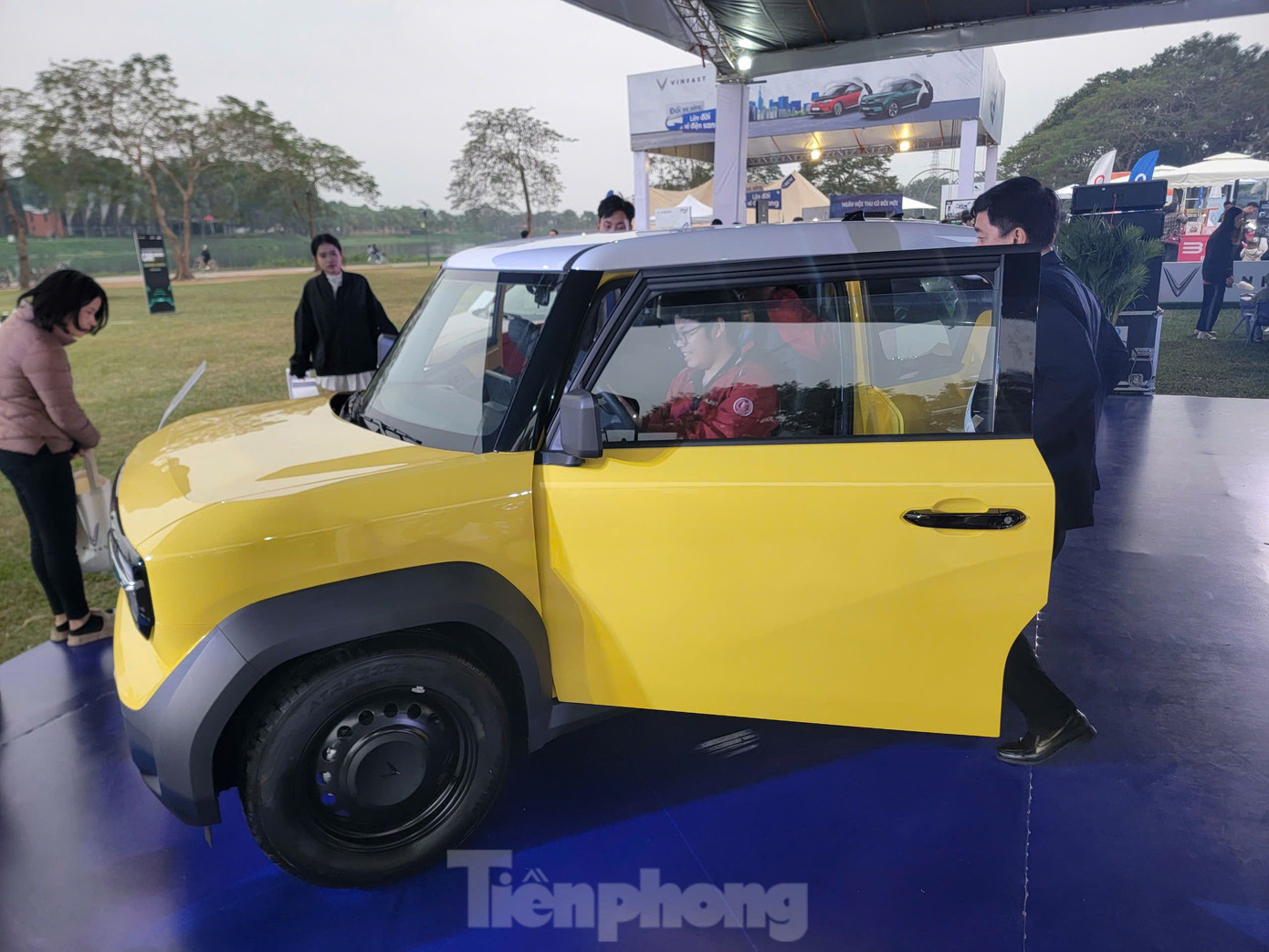 Trong số này, mẫu xe điện cỡ nhỏ VinFast VF3 thu hút sự chú ý của đông đảo các bạn trẻ tới tham quan.