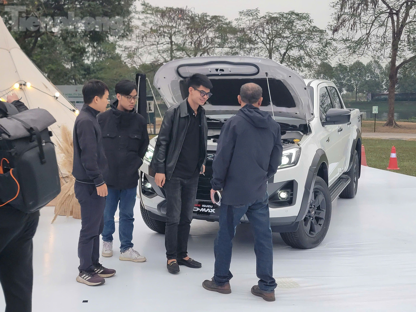 Trong khi đó, các khách tham quan nam tỏ ra hứng thú với các dòng xe thiên về vận hành off-road như Isuzu D-Max, Mitsubishi Triton hay Subaru Crosstrek.