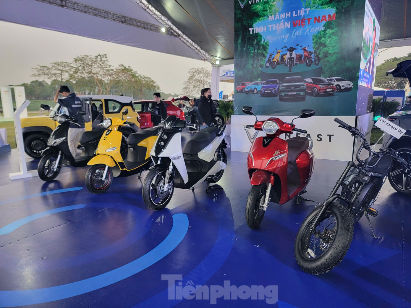 Bên cạnh ô tô, hãng xe Việt Nam còn trưng bày các dòng xe máy điện gồm Evo200, Feliz S, Klara S, Vento S, Theon S và mẫu xe đạp trợ lực điện DrgnFly.