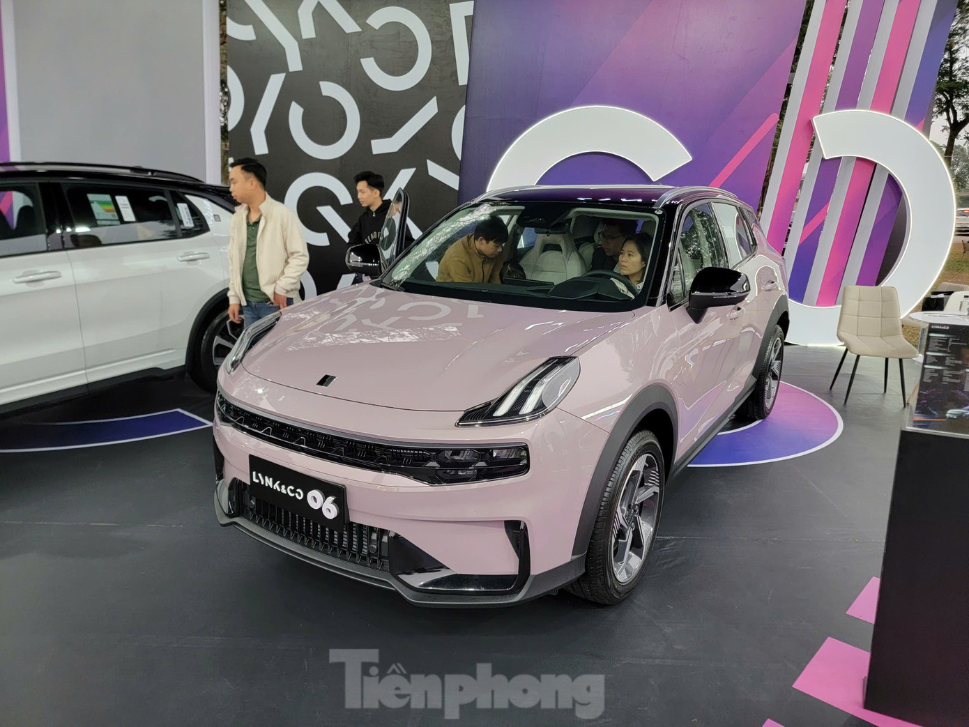Mẫu CUV cỡ B đến từ Trung Quốc là Lynk &amp; Co 06 được nhiều khách tham quan nữ quan tâm nhờ thiết kế mềm mại và thời trang.
