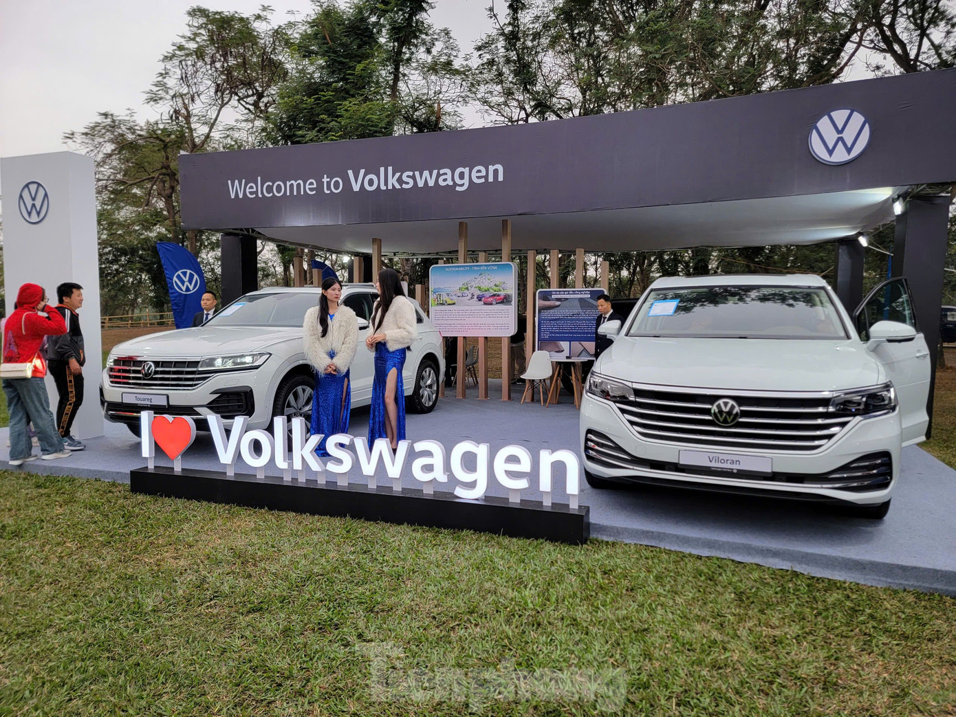 Hãng xe Đức - Volkswagen gây chú ý với dàn xe gồm MPV Viloran, SUV Teramont X và SUV Touareg.