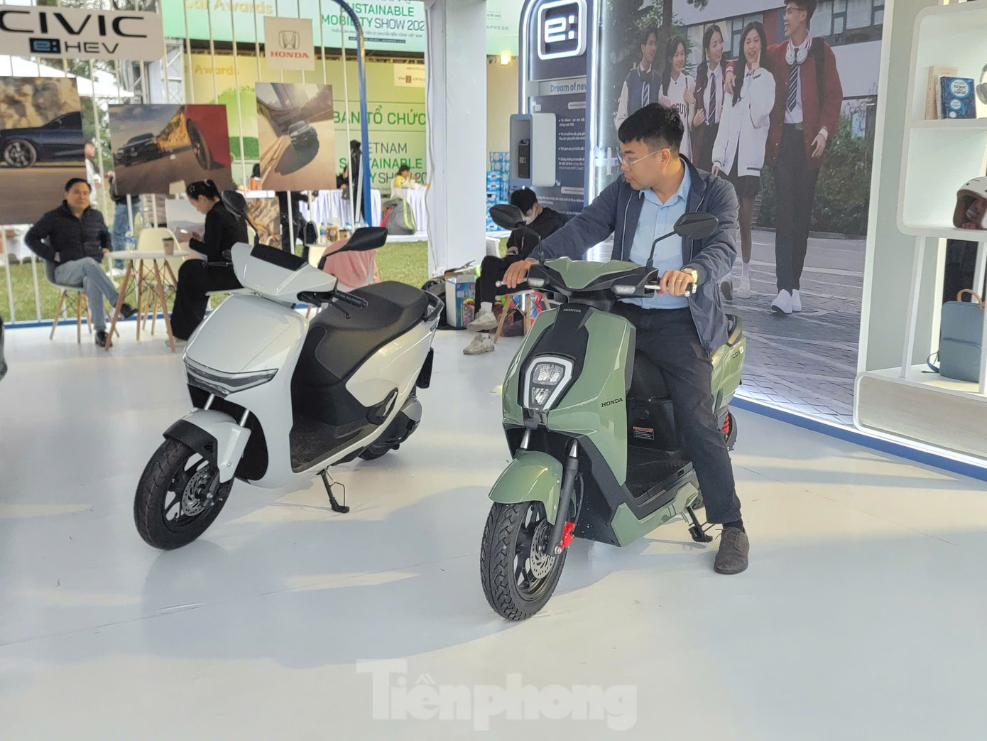 Với Honda, bên cạnh 2 mẫu ô tô hybrid gồm CRV e:HEV RS và Civic e:HEV RS, hãng này còn trưng bày bộ đôi xe máy điện CUV e: và ICON e: để người tiêu dùng có thể trực tiếp trải nghiệm.