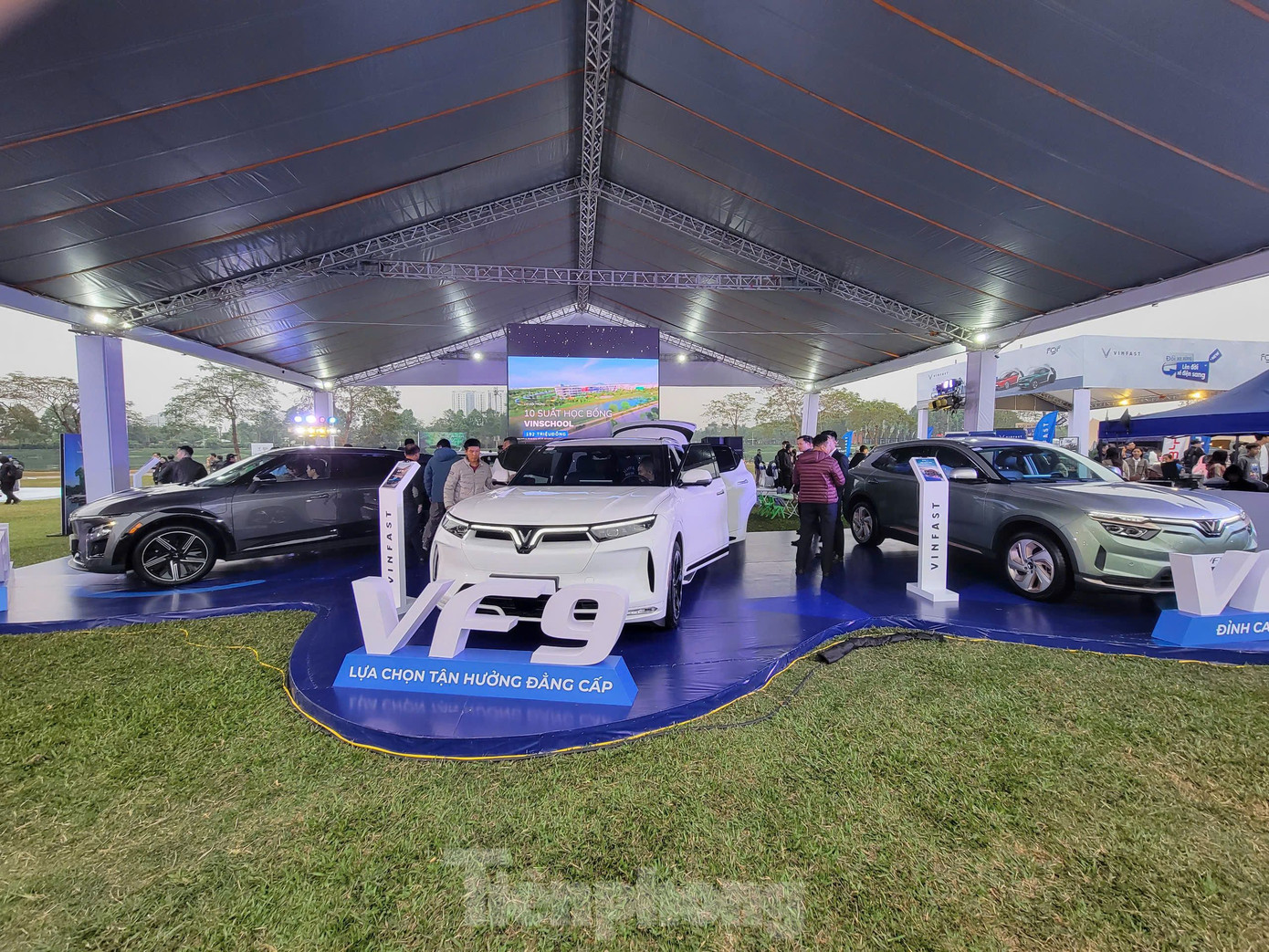 Tại triển lãm, VinFast sở hữu khu trưng bày lớn nhất, giới thiệu toàn bộ sản phẩm ô tô điện đang phân phối tại thị trường Việt Nam gồm VF 3, VF 5 Plus, VF 6, VF e34, VF 7, VF 8 và VF 9.