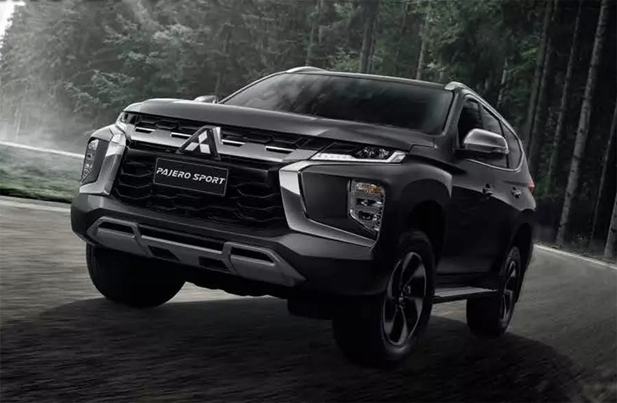 Mitsubishi Pajero Sport 2024 với gói ngoại thất màu đen bóng.