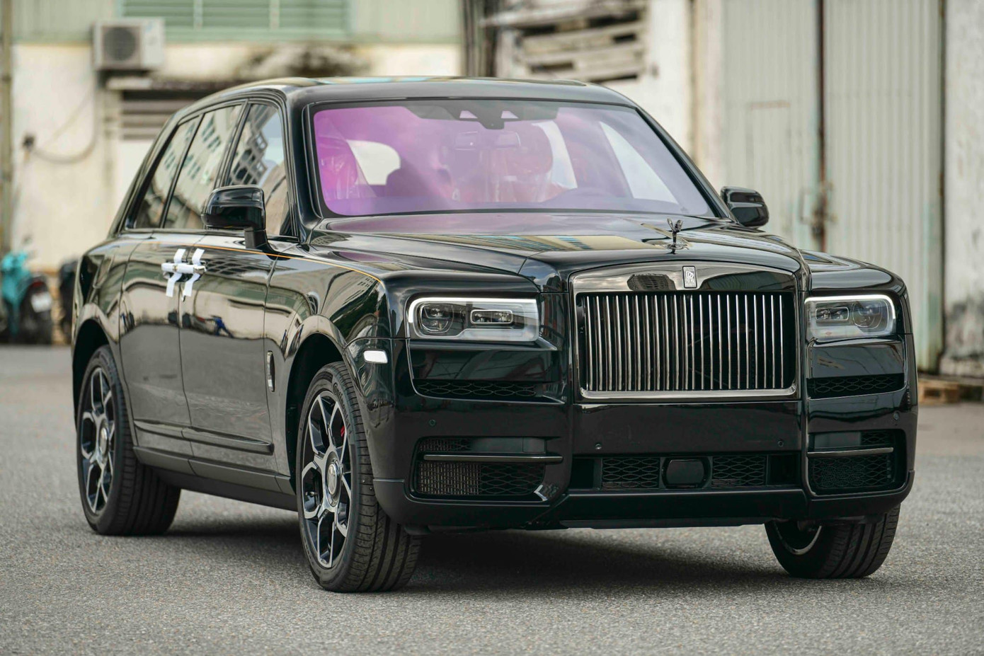 Chiếc SUV siêu sang Rolls-Royce Cullinan Black Badge phiên bản 2024 vừa được đưa về nước bởi một showroom ở Hà Nội. Ảnh: Le Doan Ha.