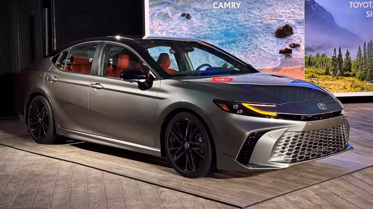 Toyota Camry 2025 tại Việt Nam dự kiến sẽ tiếp tục được nhập khẩu từ Thái Lan. Toyota Camry 2025 tại Việt Nam dự kiến sẽ tiếp tục được nhập khẩu từ Thái Lan.