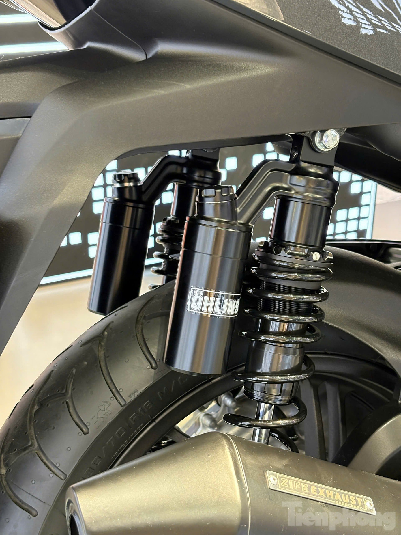 Trong số này bao gồm cặp phuộc Ohlins với bình dầu cho nhiều chức năng như tăng chỉnh độ nhún, độ đàn hồi phuộc để chiếc xe vận hành ổn định, êm ái tùy vào địa hình và trọng tải.