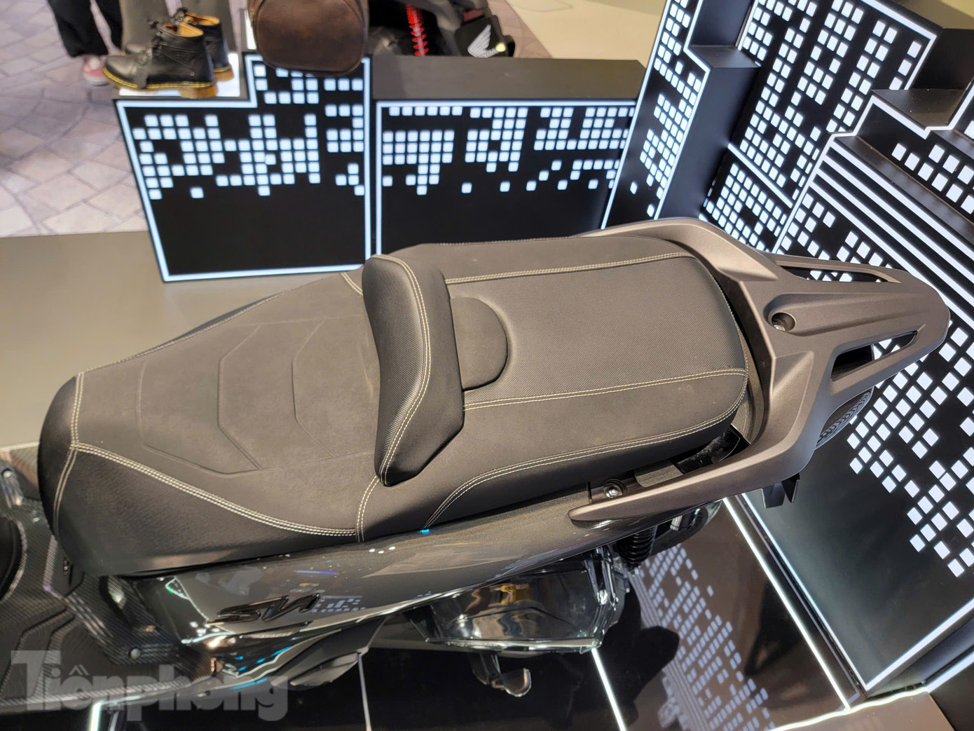 Phần yên xe được chế tác thủ công bởi chính ZIFE, có hoạ tiết và gù chống trượt.