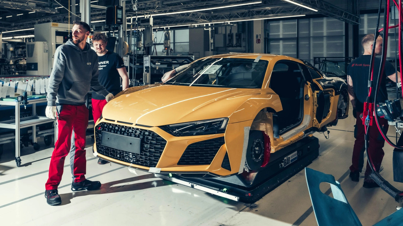 Chiếc Audi R8 cuối cùng trên thế giới thuộc phiên bản facelift V10 Performance quattro được lắp ráp tại nhà máy Bollinger Hofe. Chiếc Audi R8 cuối cùng trên thế giới thuộc phiên bản facelift V10 Performance quattro được lắp ráp tại nhà máy Bollinger Hofe.