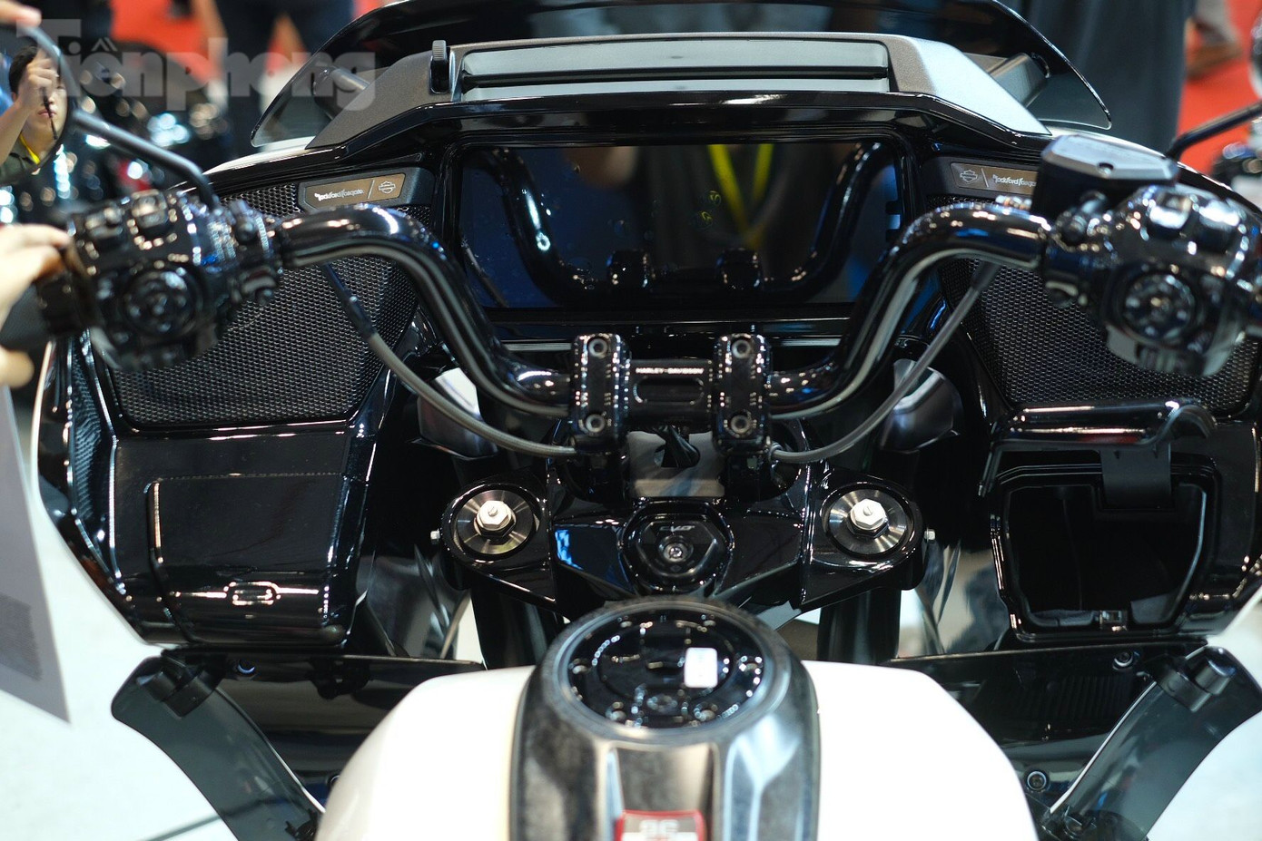 Màn hình TFT cảm ứng 12.3 inch cùng với hệ điều hành Skyline OS. Ngoài ra, xe còn có hệ thống âm thanh cao cấp Harley-Davidson tích hợp loa yếm 6,5 inch Rockford Fosgate Stage II.