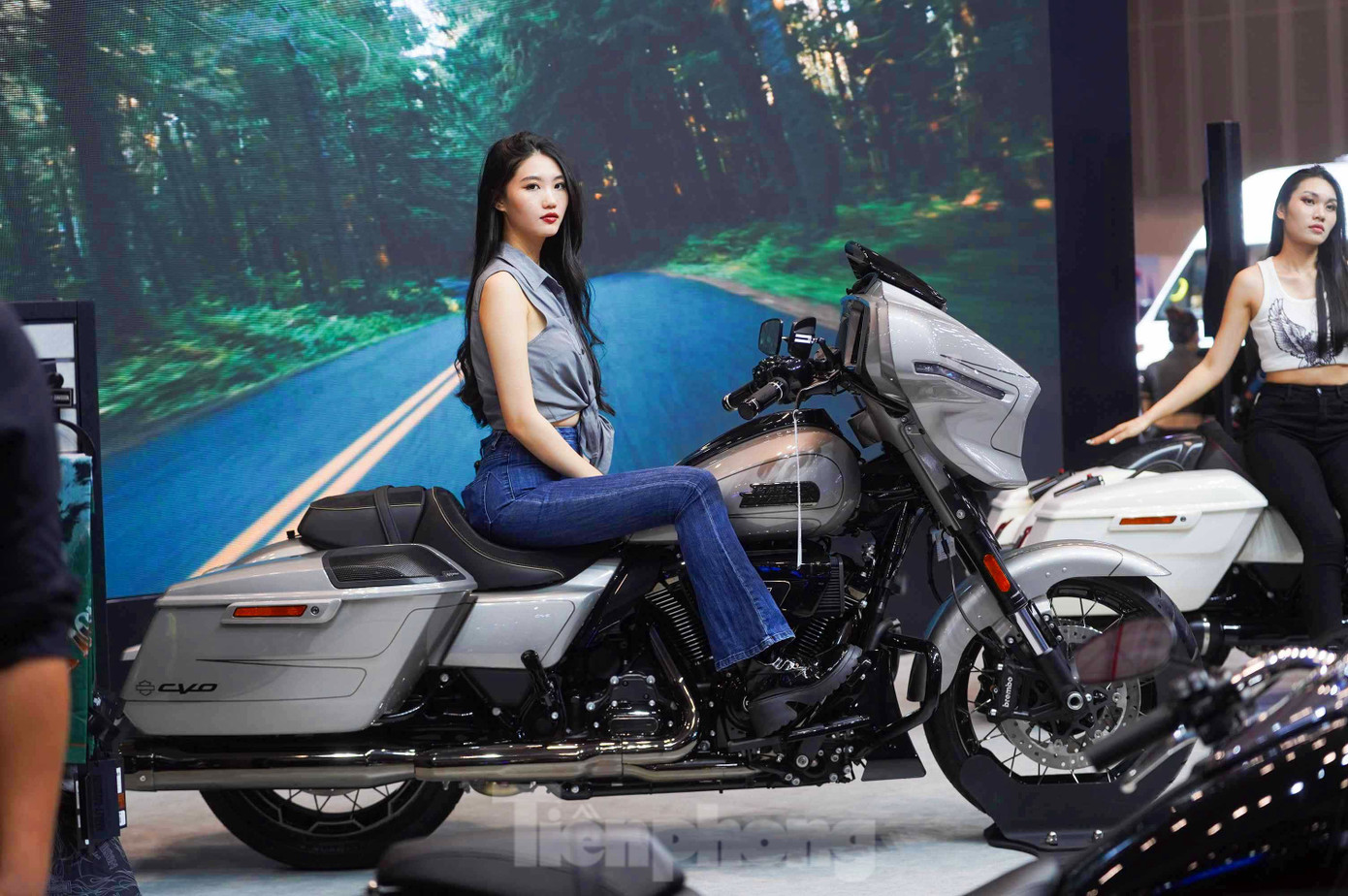 Song hành cùng CVO Road Glide ST ở trung tâm gian hàng của Harley-Davidson tại VMS 2024 là mẫu CVO Street Glide 2024 có giá từ 2,3-2,7 tỷ đồng tùy phiên bản màu.