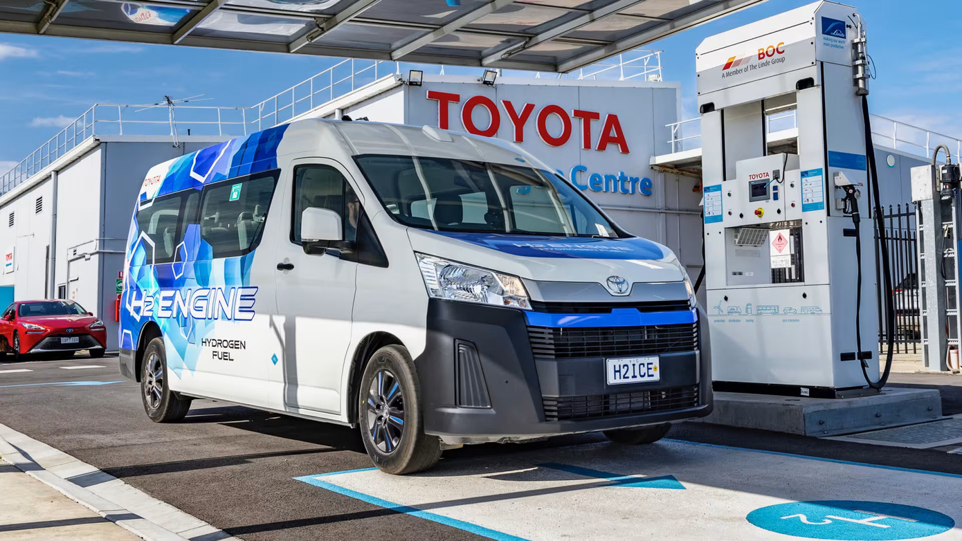 Toyota đang phát triển động cơ hydro trên các xe hạng nặng và đã áp dụng trên xe van HiAce. Toyota đang phát triển động cơ hydro trên các xe hạng nặng và đã áp dụng trên xe van HiAce.