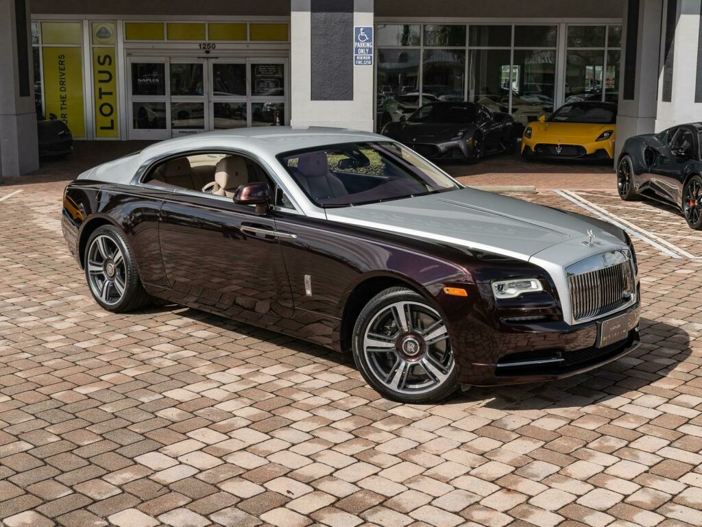 Chiếc Rolls-Royce Wraith đời 2018 được đại lý dành làm quà tặng cho khách mua Bugatti Chiron.