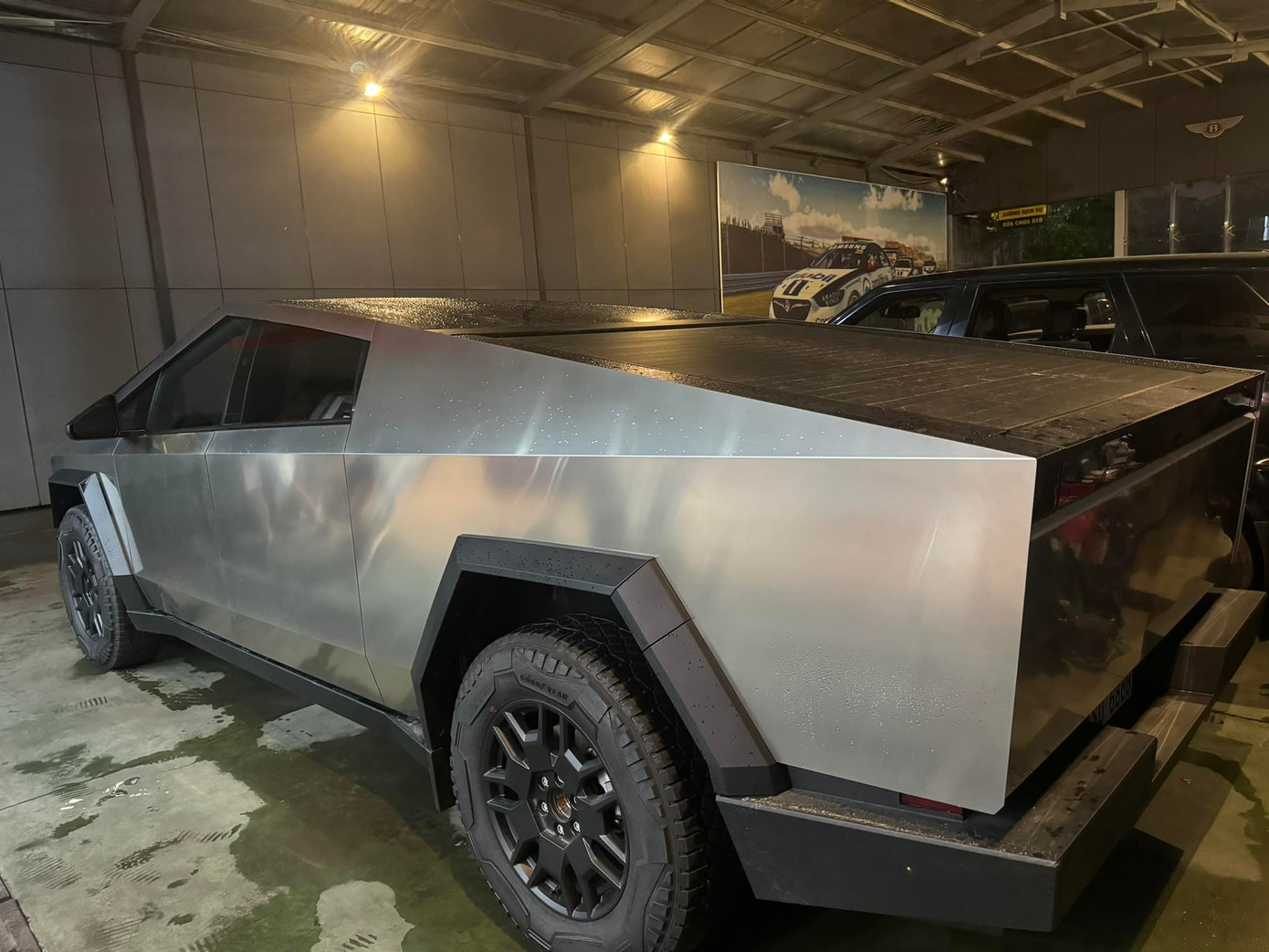 Chiếc Tesla Cybertruck được đưa về Việt Nam không có ốp la-zăng như thường thấy. Ảnh: Phong Ho. Chiếc Tesla Cybertruck được đưa về Việt Nam không có ốp la-zăng như thường thấy. Ảnh: Phong Ho.