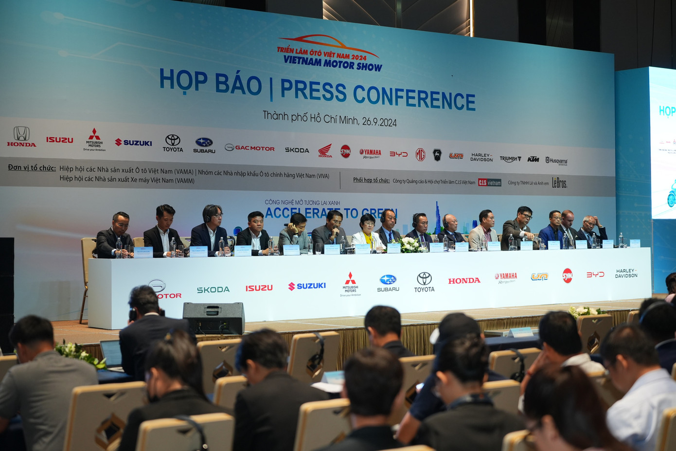 Đại diện các hãng xe có mặt tại họp báo Triển lãm Vietnam Motor Show 2024. Ảnh: VMS.