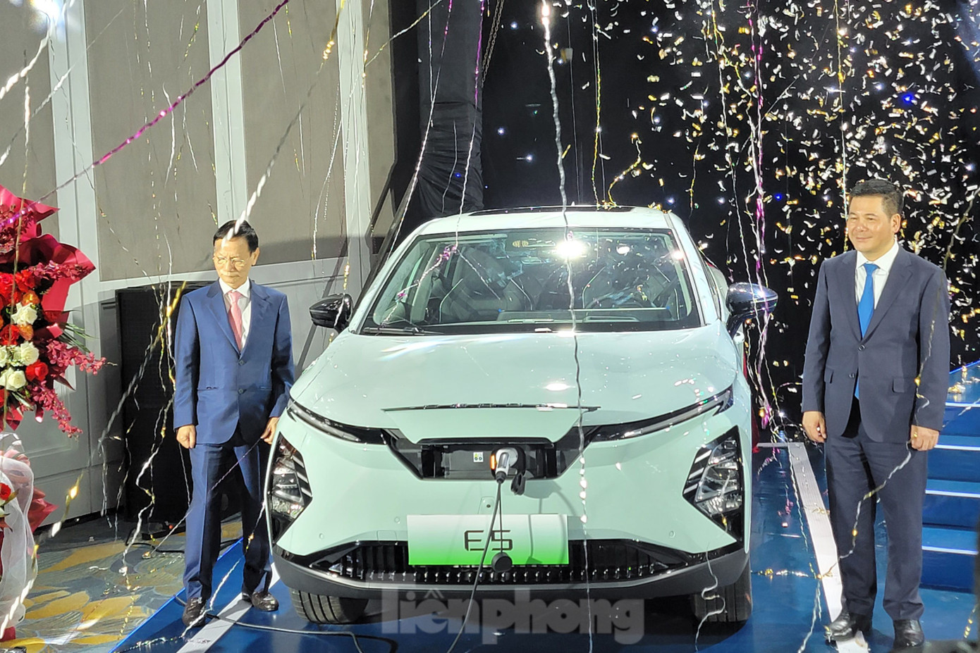 Ông Nguyễn Hồng Diên, Bộ trưởng Bộ Công thương cùng ông Vũ Văn Tiền, Chủ tịch Tập đoàn Geleximco bên cạnh mẫu xe điện Omoda E5.